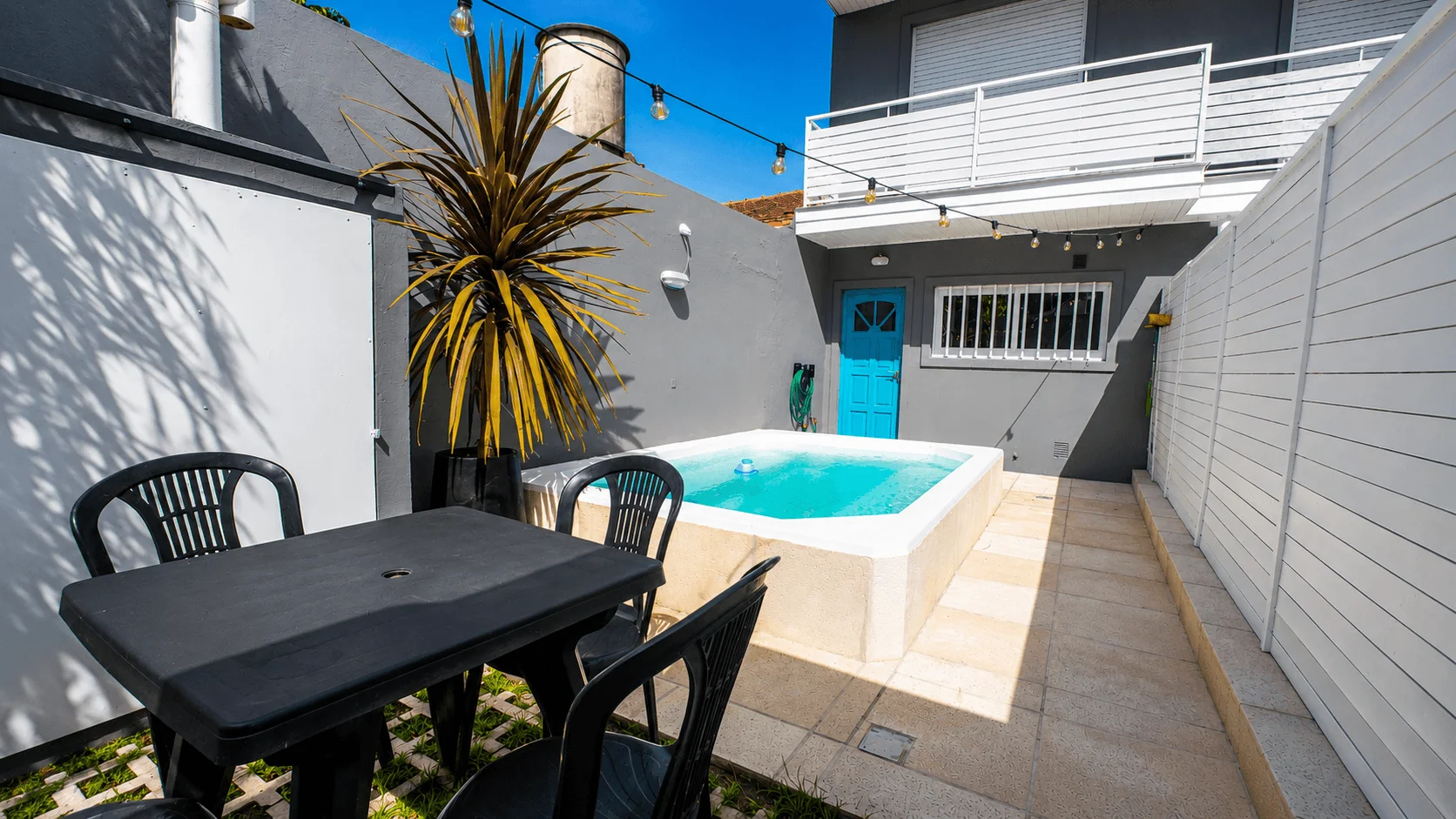 Jardín y piscina privada de Casa Colinas